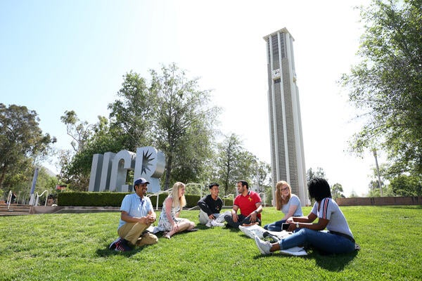 picture of students infront of UCR sign and bell tower